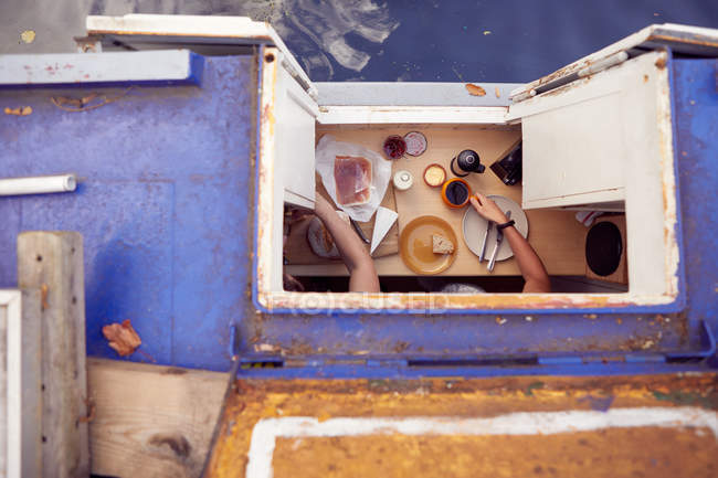 Coppia che fa colazione in barca sul canale — Foto stock