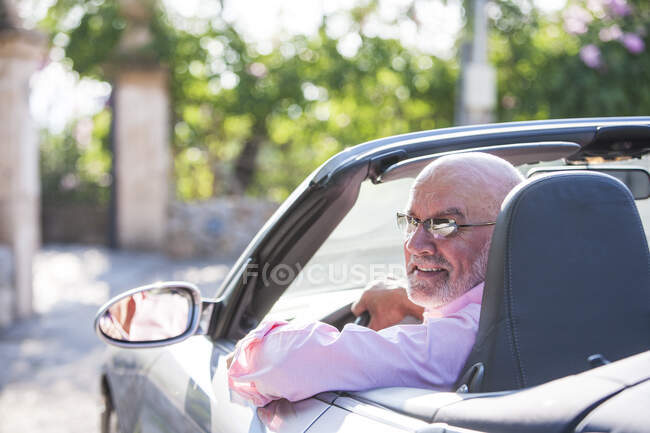 Porträt eines älteren Mannes im Cabrio — Stockfoto