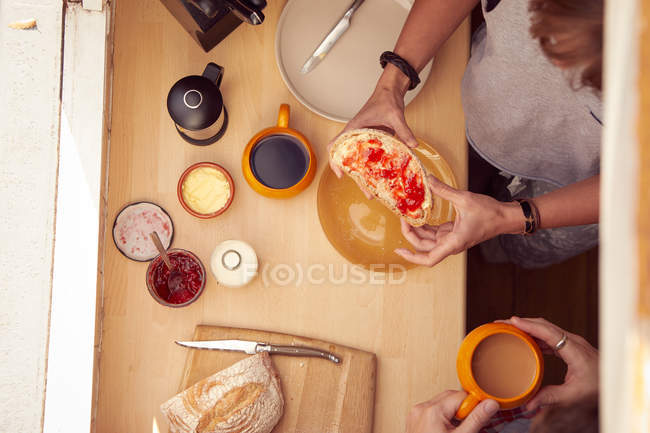 Пара снідає на каналі — стокове фото