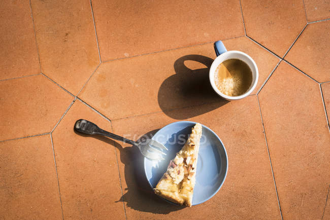 Overhead view of slice of cake and coffee — Stock Photo