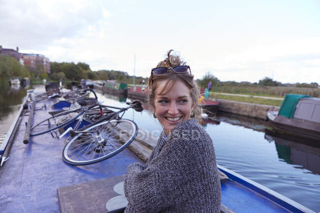 Mujer en barco del canal - foto de stock