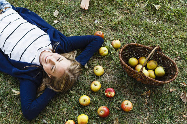 Donna con cesto di mele — Foto stock