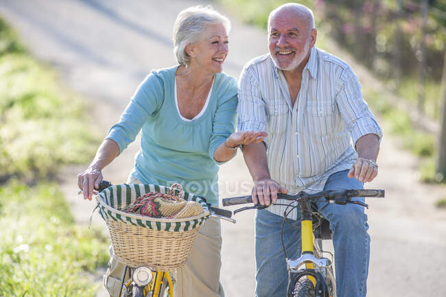 Старша пара їздить на велосипедах — стокове фото