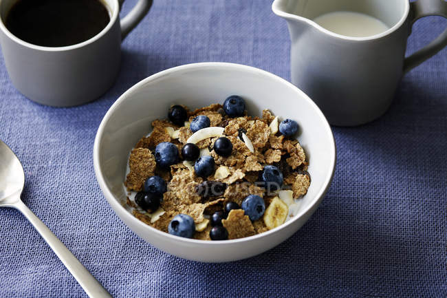 Close up de café da manhã com cereais e bagas — Fotografia de Stock