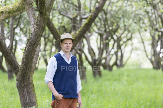 Porträt eines Mannes mit Hut, der in die Kamera blickt — Stockfoto