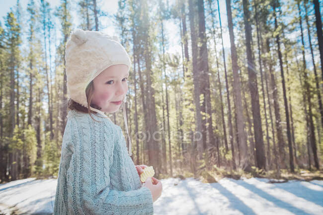 Menina com chapéu na floresta, Alberta, Canadá — Fotografia de Stock