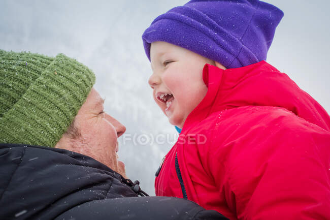 Padre e hijo en clima invernal - foto de stock
