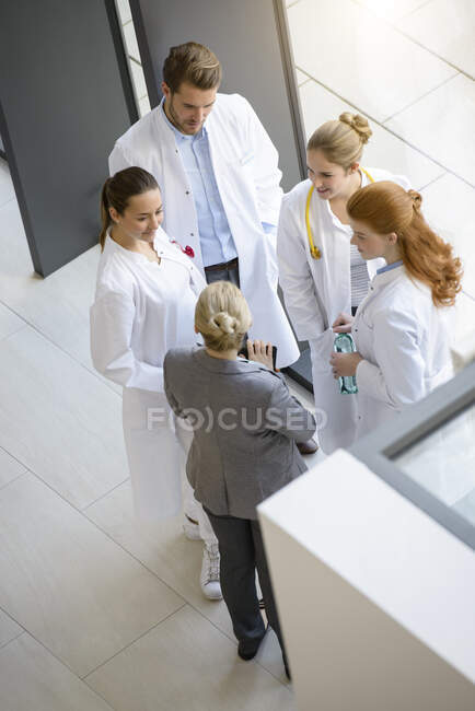 Gruppe von Ärzten diskutiert, erhöhte Sicht — Stockfoto