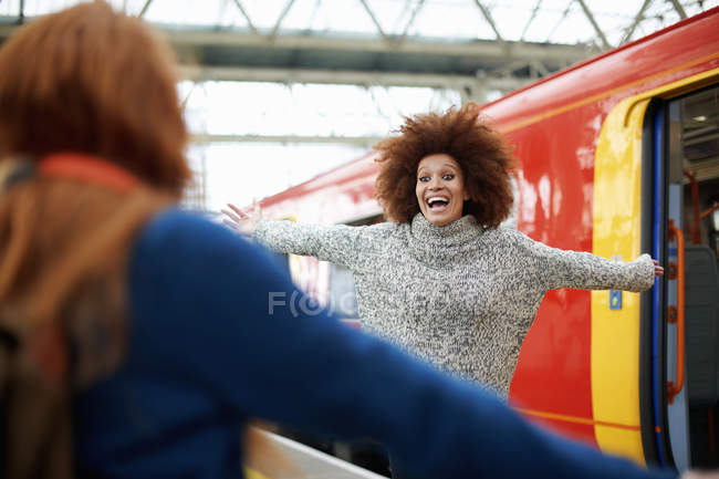 Two female friends meeting on railway platform — Stock Photo