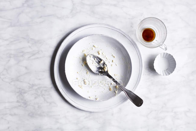 Empty breakfast bowl, overhead view — Stock Photo