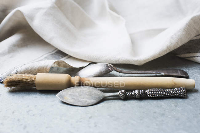 Посуда и скатерть на серой мраморной поверхности на кухне — стоковое фото