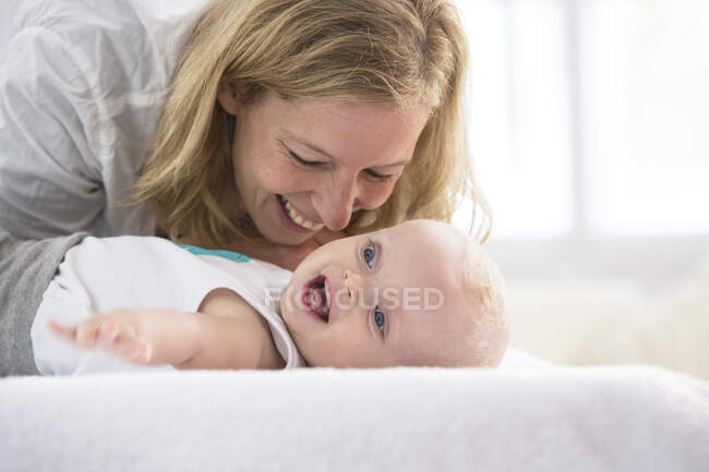 Mãe brincando com o bebê filho — Fotografia de Stock