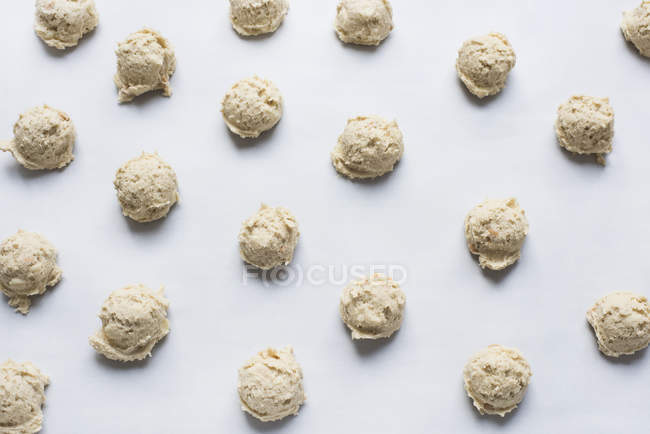 Palle di pasta di biscotto crudo, sfondo di cottura — Foto stock