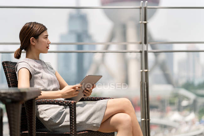 Giovane donna d'affari con tablet digitale al caffè marciapiede a Shanghai, Cina — Foto stock