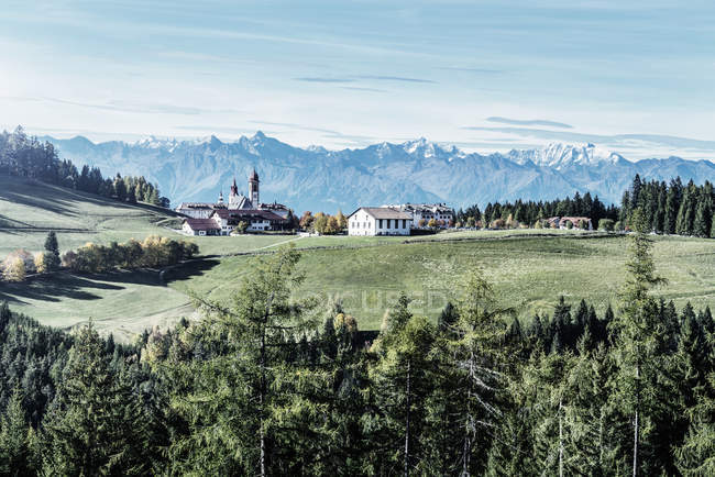 Vue panoramique de l'église et des montagnes de Madonna di Petralba, Madonna di Pietralba, Trentin-Haut-Adige, Italie, Europe — Photo de stock