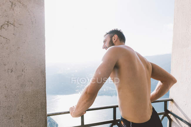 Молодий чоловік дивиться з майданчика на озеро Комо (Ломбардія, Італія). — стокове фото
