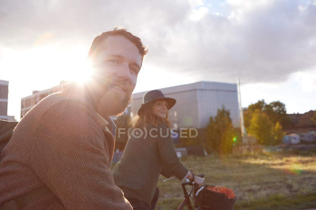 Pareja disfrutando del ciclismo en los pantanos - foto de stock