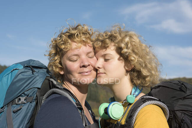 Mother and daughter hikers cheek to cheek, Meerfeld, Rheinland-Pfalz, Germany — Stock Photo