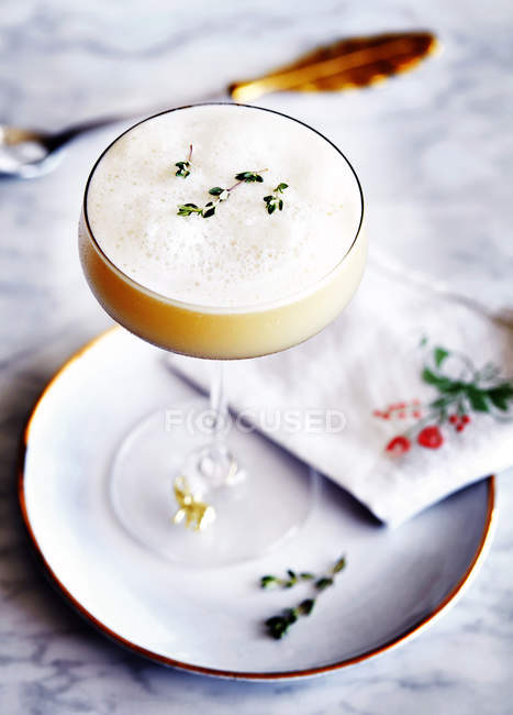 Cocktail aigre au thym citron, gros plan — Photo de stock