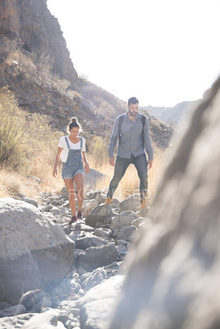 Молодая пара пеших прогулок по скалам в долине Лас-Пальмас, Канарские острова, Испания — стоковое фото