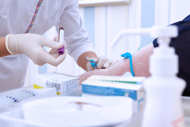 Ausgeschnittene Ansicht von Medizinern, die Bluttests durchführen — Stockfoto