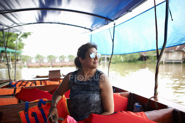 Donna che indossa occhiali da sole sul traghetto guardando altrove, Bangkok, Krung Thep, Thailandia, Asia — Foto stock