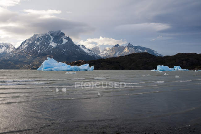 Paisagem tranquila com montanhas e lago com icebergs na patagônia, chile, américa do sul — Fotografia de Stock