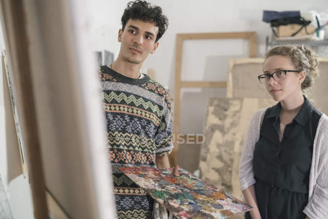 Cliente assistindo em tela de artista masculino em estúdio — Fotografia de Stock