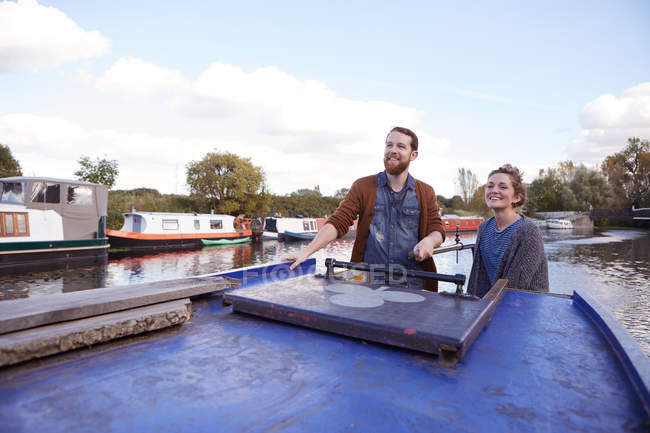 Casal no barco do canal — Fotografia de Stock