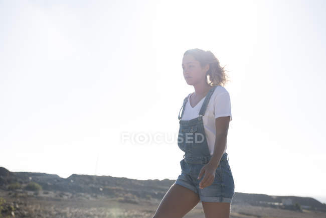Молода жінка мандрівного ходити в сонячної краєвид, Лас-Пальмас, Канарські острови, Іспанія — стокове фото