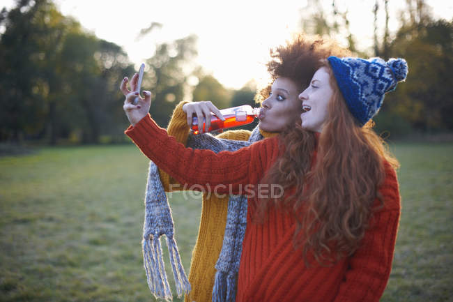 Due giovani donne scattare selfie in ambiente rurale — Foto stock