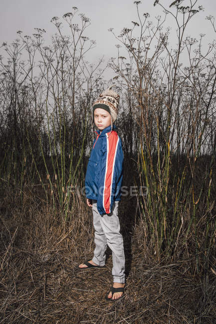 Retrato de menino em ambiente rural olhando para a câmera — Fotografia de Stock