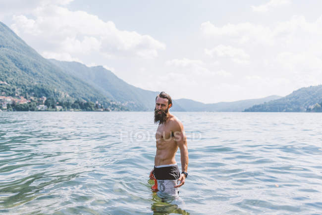Retrato de jovem do sexo masculino no Lago de Como, Lombardia, Itália — Fotografia de Stock