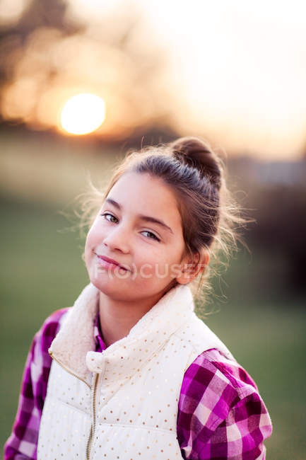 Ritratto di ragazza all'aperto sorridente alla macchina fotografica — Foto stock