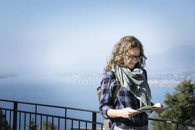 Женщина смотрит на складную карту, Италия, Европа — стоковое фото