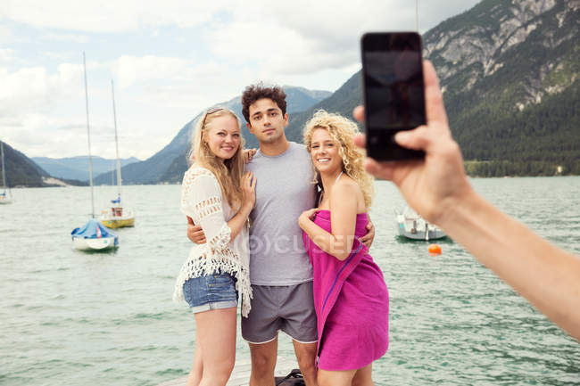 Amigos posando para fotografia, Innsbruck, Tirol, Áustria, Europa — Fotografia de Stock
