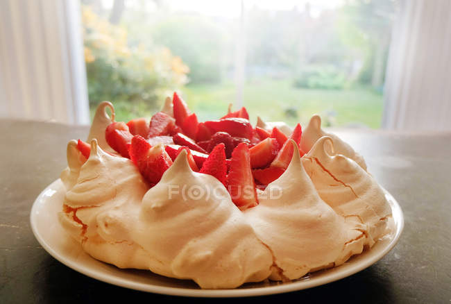 Десерт из безе и клубники на тарелке, крупным планом — стоковое фото
