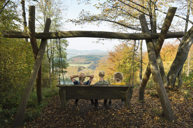 Famiglia godendo la vista dopo le escursioni, Daun, Meerfeld, Renania-Palatinato, Germania — Foto stock