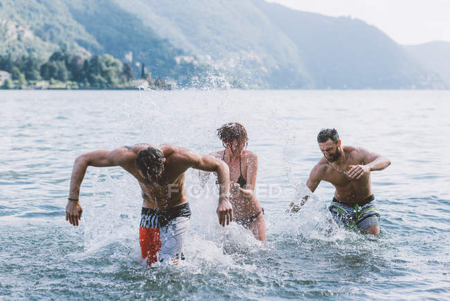 Tre giovani amici che si divertono sul lago di Como, Como, Lombardia, Italia — Foto stock