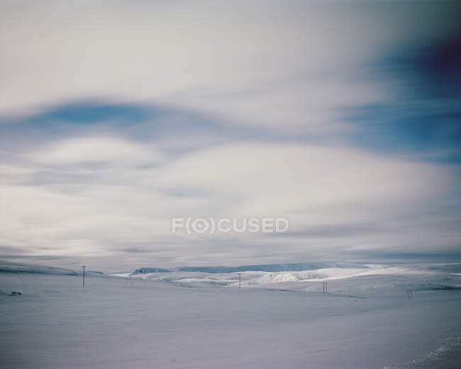 Beleuchtete mondbeschienene, schneebedeckte Landschaft bei Polarnacht, Finnmark, Norwegen — Stockfoto