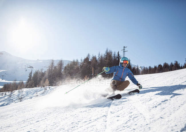 Uomo maturo sciare giù sul fianco della montagna — Foto stock