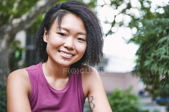 Retrato de mulher com piercing no nariz, Shanghai French Concession, Shanghai, China — Fotografia de Stock