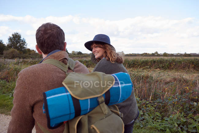 Casal desfrutando de andar em pântanos — Fotografia de Stock