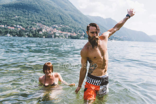 Retrato de pareja joven hipster en el lago Como, Como, Lombardía, Italia - foto de stock