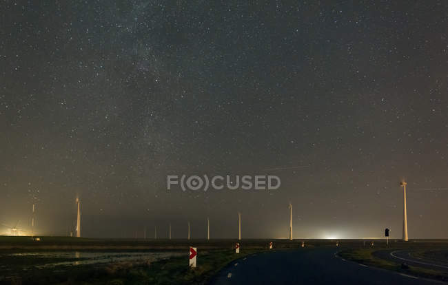 Turbinas eólicas no polder ao lado do porto de Eemshaven e área industrial, Delfzijl, Groningen, Países Baixos — Fotografia de Stock