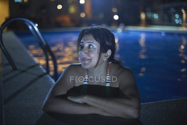Femme dans la piscine regardant loin, Bangkok, Krung Thep, Thaïlande, Asie — Photo de stock