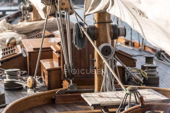 Detail of rope and sails on traditional boat deck, Porquerolles, Provence-Alpes-Cote d'Azur — Stock Photo