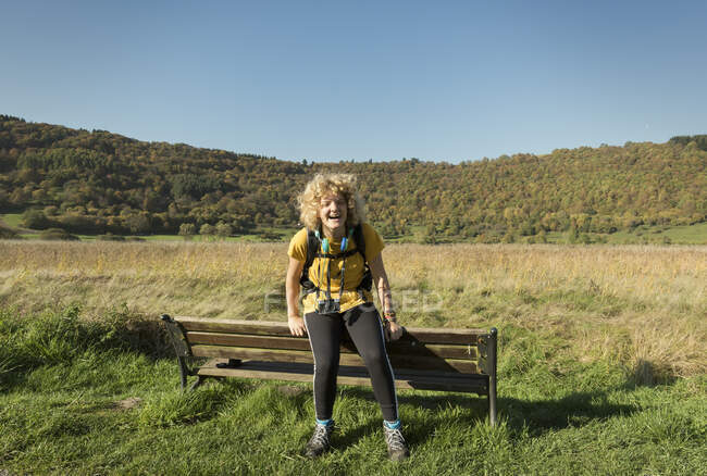 Teenage hiker taking break on bench, Meerfeld, Rheinland-Pfalz, Alemanha — Fotografia de Stock