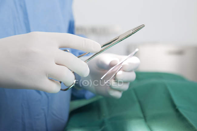 Tierarzt mit chirurgischen Instrumenten — Stockfoto