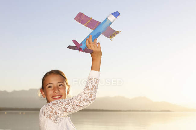 Jovem, ao ar livre, brincando com avião de brinquedo — Fotografia de Stock